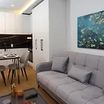 Zotos Luxury Living アパート